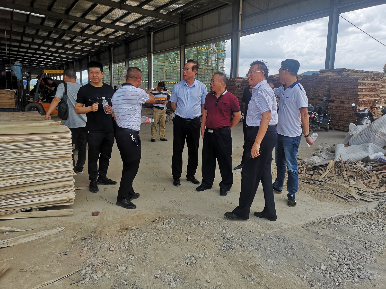 广西林产协会领导李可夫，万业靖，郭家良到宁明县中投木业有限公司考察调研